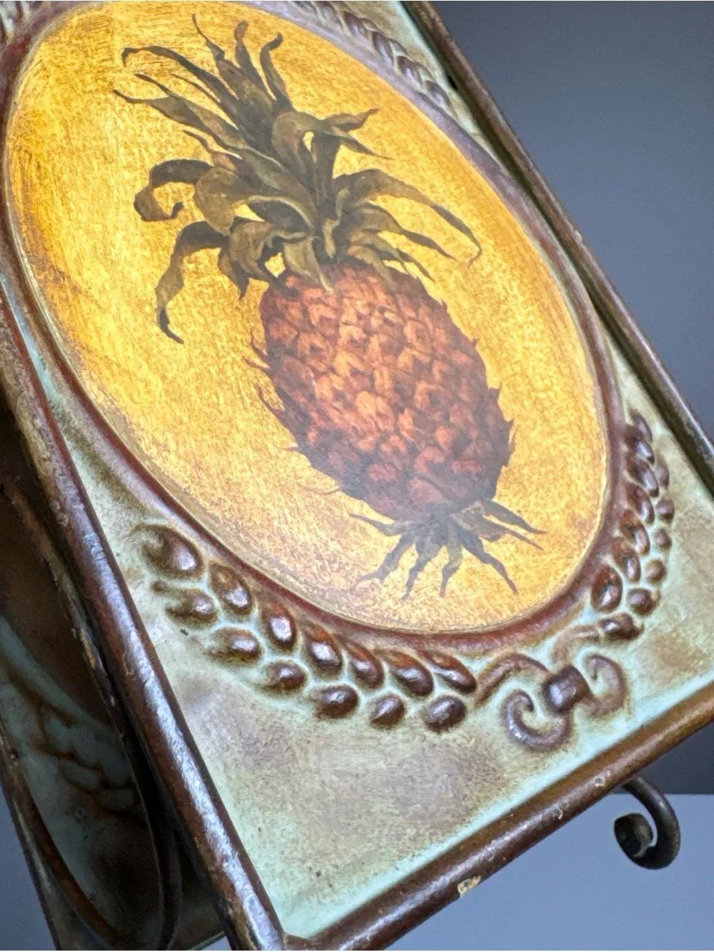 METAL TABLE TOP WINE 3 BOTTLE RACK HOLDER PINEAPPLE DECOR Theme Embossed Rustic
